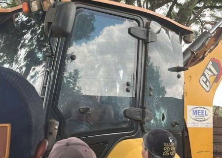 Trabalhador &eacute; m#rto a tiros dentro de retroescavadeira em Ponta Por&atilde;