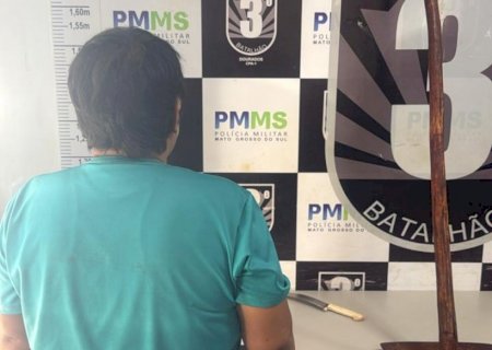Mulher é presa após tentar matar companheiro com golpes de enxada e faca