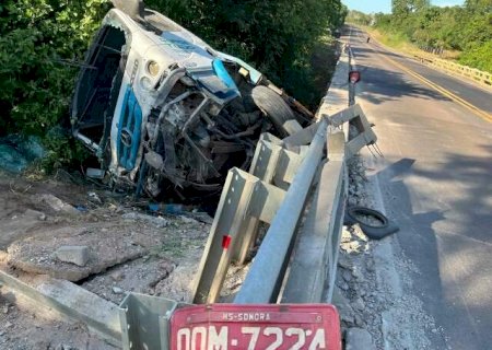 Caminh&atilde;o despenca de ponte na BR-163 e motorista fica preso &agrave;s ferragens