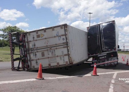 Carreta carregada de carne tomba em rotatória e causa acidente