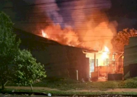 Sem aceitar pedido de separação, homem incendeia casa com filhas dentro