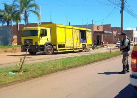 Vai uma gelada aí? Carga de cerveja cai de caminhão e causa acidente