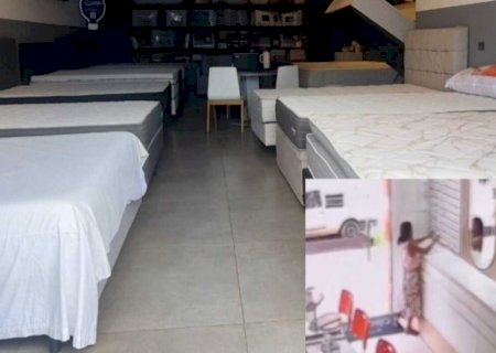 Menina de 9 anos tenta roubar loja e ameaça clientes com canivete em Três Lagoas