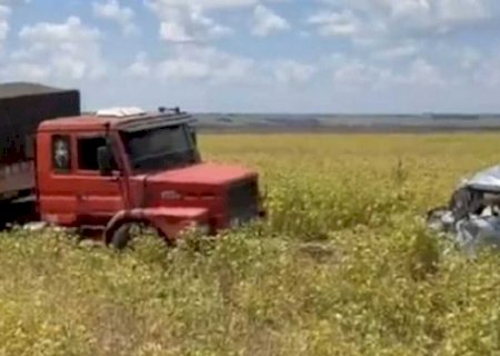 Motorista morre preso às ferragens em acidente com carreta na MS-386
