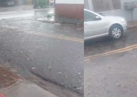 Dia vira noite e chuva chega com granizo, raios e queda de energia em Campo Grande (vídeo)