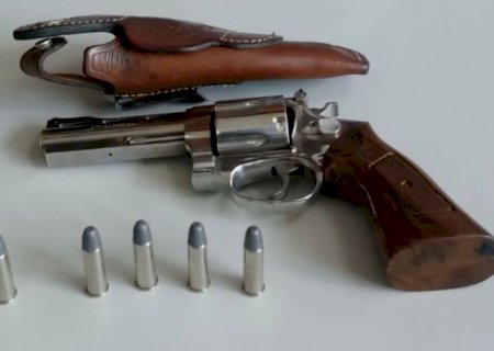 Homem é preso com revólver após descumprir medidas protetivas e tentar se aproximar da vítima