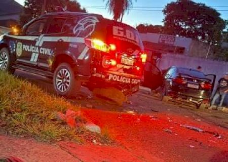 Motorista embriagado bate em viatura da pol&iacute;cia
