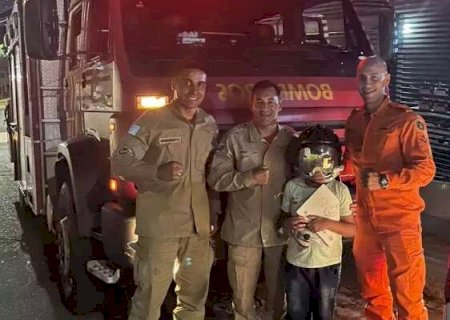 Samuel sonha em ser bombeiro e recebeu visita surpresa de militares