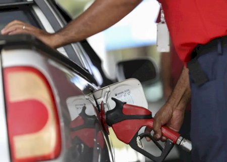 Etanol sobe 2,36% e gasolina avança; diesel registra queda em fevereiro