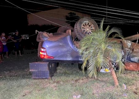 Caminhonete bate em poste e motorista fica gravemente ferido em Rio Brilhante (vídeo)