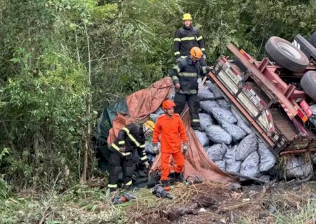 Caminhoneiro morre após tombamento de veículo na MS-040