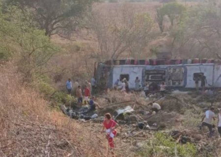 Ônibus com romeiros capota e deixa ao menos 15 mortos em Alagoas (vídeo)