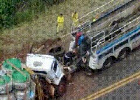 Batida entre caminh&atilde;o e carreta deixa um morto na rodovia de Parana&iacute;ba