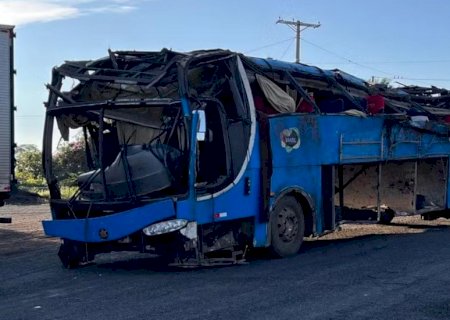 Ônibus tomba e deixa 6 mortos na BR-153 em Marília (SP)