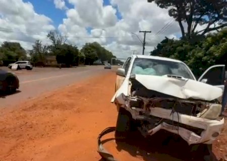 Grave acidente destrói Hilux e Strada entre Fátima do Sul e Dourados na BR-376
