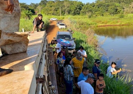 De forma inédita, Prefeitura solta 1 tonelada de peixes nas lagoas da Reserva Indígena