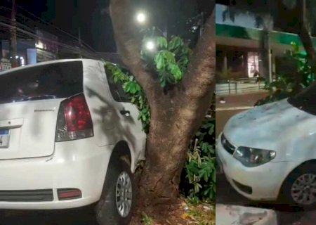 Motorista de caminhonete foge após bater em carro estacionado em Dourados (vídeo)
