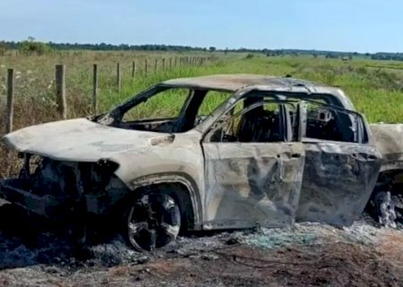 Corpo carbonizado em veículo é encaminhado para identificação