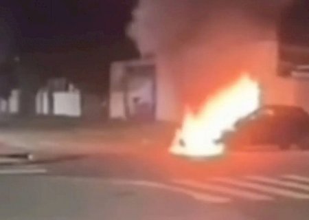 Colisão entre carro e moto provoca incêndio em cruzamento de Dourados