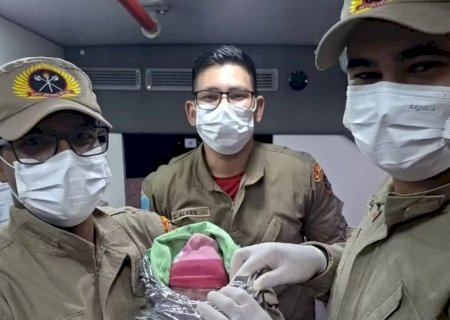 Bebê nasce em viatura dos bombeiros após parto de emergência