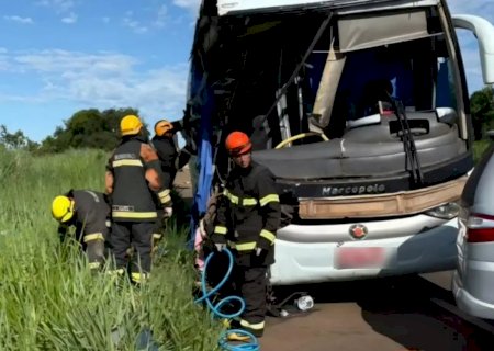 Colisão de ônibus em carreta parada faz mais uma vítima