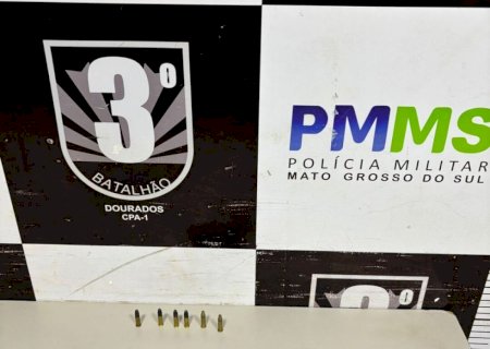 Dourados - Motorista é flagrado em 'zigue-zague' por avenida e preso após tentar dispensar arma