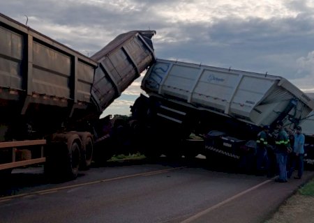 Colisão entre caçambas interdita rodovia que liga Indápolis a Deodápolis; vídeo