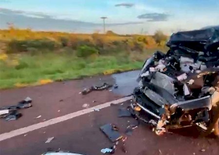Carro bate na traseira de caminhão e motorista fica preso às ferragens na MS-060 (vídeo)