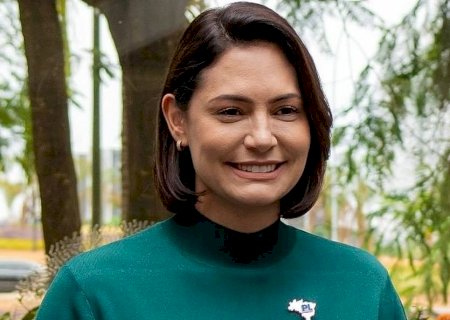 Michelle transforma nome "Jair Bolsonaro" em marca para cerveja, isqueiros e vape