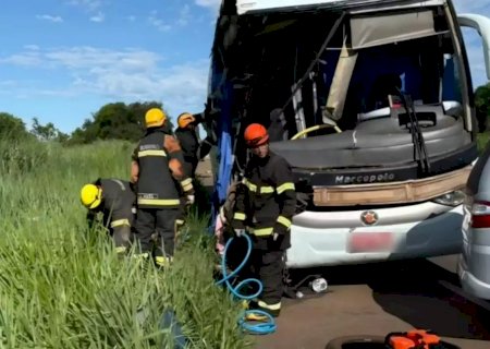Identificadas vítimas de batida entre ônibus e carreta em Nova Alvorada do Sul