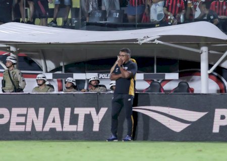 Roger diz que São Paulo perdeu para o Vitória por "questões pontuais" e lamenta erros