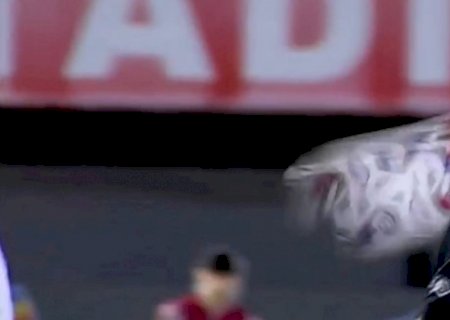 Ex-Vasco leva bolada no rosto e faz gol bizarro no Paraguai após perder pênalti; veja o vídeo