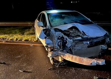 Em Rio Brilhante: condutora perde o controle de carro na BR 163 e bate em proteção metálica
