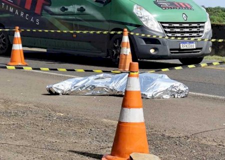 Mulher cai de caminhonete em movimento e morre atropelada na BR-163, em Campo Grande (vídeo)