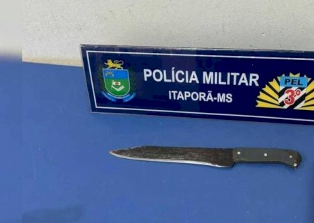 Homem é preso ao ameaçar esposa com faca em Itaporã: 'vou te furar'