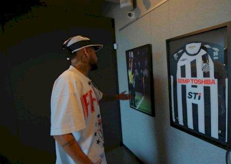 Neymar mostra acervo pessoal em Santos e diz que camisa da Copa de 2022 é "a mais dolorida"