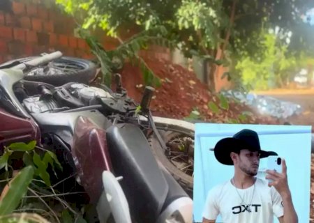 Jovem perde controle de motocicleta e morre após bater em árvore