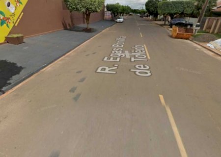 Mulher anda seminua na rua, bate em portões e desacata policiais em Ivinhema