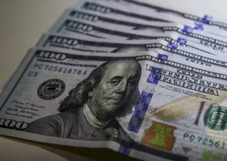 D&oacute;lar cai abaixo de R$ 5 com al&iacute;vio externo e tr&eacute;gua no Oriente M&eacute;dio