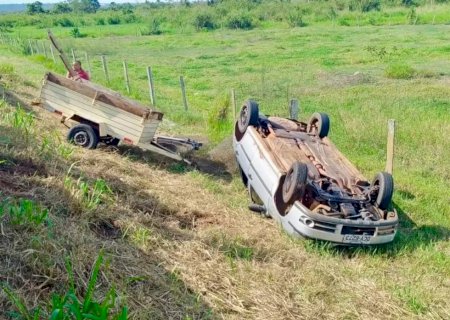 Carro com carretinha sai da pista e capota na MS-395