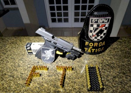 Jovem é preso com pistola 9mm, munições e moto após manobras perigosas