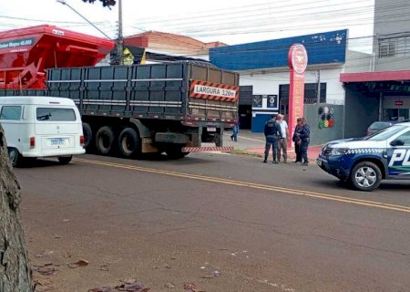 Carreta erra caminho e arranca fiação da Avenida das Bandeiras em Campo Grande