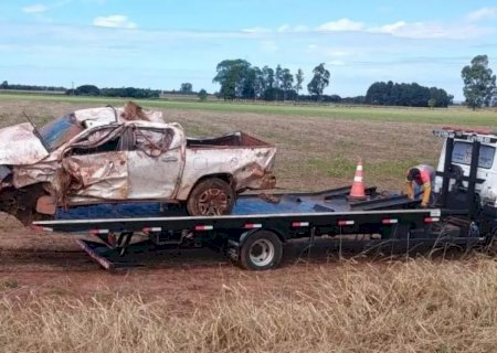Morador de Dourados morre após caminhonete sair da pista e capotar em rodovia de MS