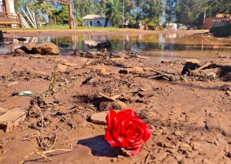 Ruas ricas em águas pluviais são transtorno constante com falta de asfalto no Grande Lageado