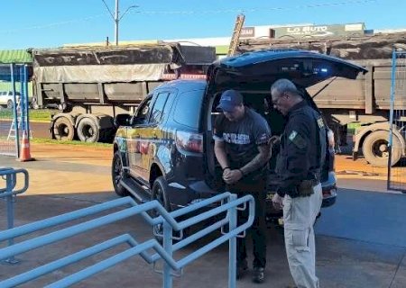 Caminhoneiro &eacute; preso com carga milion&aacute;ria de coca&iacute;na em carreta