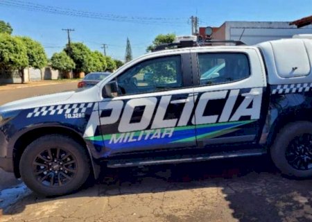 Mulher é detida ao causar tumulto e tentar se despir em frente a clientes em Dourados