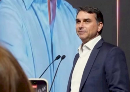 "De preferência, mulher", diz Flávio Bolsonaro sobre vice