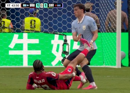 Uruguaio "larga" atendimento a jogador de Cabo Verde em lance do gol de empate; veja