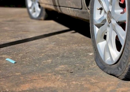 Pego no pulo! Mulher flagra conversa de marido com outra e fura pneus do carro com faca