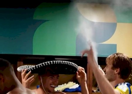 Suecos comemoram vitória em estreia na Copa com chapéu mexicano e reggae